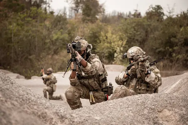 Soldados Uniformes Camuflaje Apuntando Con Rifle Fotos de stock libres de derechos