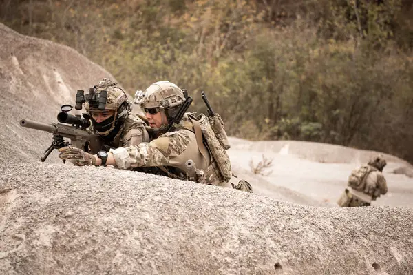 Soldados Uniformes Camuflagem Visando Com Seu Rifle Imagens Royalty-Free