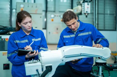 Robot El Programlama ve Yönlendirme, Endüstriyel Robot Tasarımı, Yüksek Teknoloji Tesisi, Modern Makine Öğrenme ile çalışan bir grup robot mühendisi. Seri Üretim Otomatik.