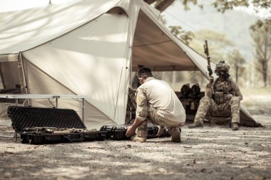 Kampta operasyon yapmayı planlayan kamuflaj üniformalı askerler, askeri harekat eğitimi almış askerler.