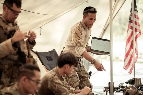 Álcázó Egyenruhás Katonák Tervezik Hadműveletet Táborban Katonai Kiképzésben Részesülnek Stock Fotó