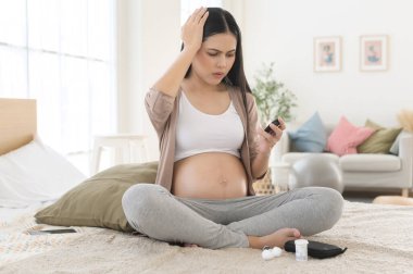 Hamile kadın kan şekerini dijital glikoz ölçer, sağlık bakımı, ilaç, diyabet, glisemi konsepti kullanarak kontrol ediyor.