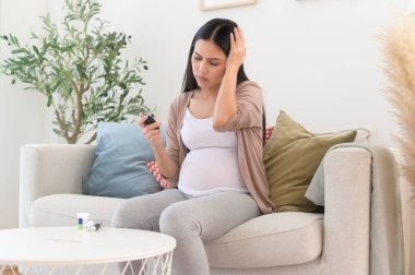 Hamile kadın kan şekerini dijital glikoz ölçer, sağlık bakımı, ilaç, diyabet, glisemi konsepti kullanarak kontrol ediyor.