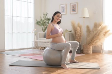 Sağlıklı hamile bir kadın doğum öncesi yoga, meditasyon, egzersiz, yoga, hamilelik konsepti yapıyor..