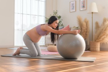 Sağlıklı hamile bir kadın doğum öncesi yoga, meditasyon, egzersiz, yoga, hamilelik konsepti yapıyor..