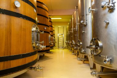 Modern şarap fabrikasında şarap fermantasyon tankları