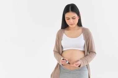 Hamile kadın kan şekerini dijital glikoz ölçer, sağlık bakımı, ilaç, diyabet, glisemi konsepti kullanarak kontrol ediyor.