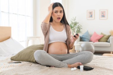 Hamile kadın kan şekerini dijital glikoz ölçer, sağlık bakımı, ilaç, diyabet, glisemi konsepti kullanarak kontrol ediyor.