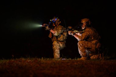 Askerler askeri eğitimde gece operasyonunda.  