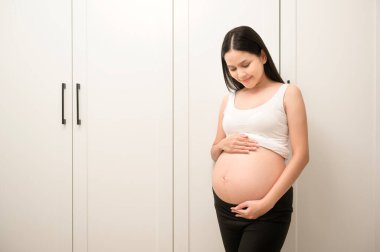 Güzel hamile kadın portresi, kısırlık tedavisi, tüp bebek, gelecekteki annelik konsepti. 