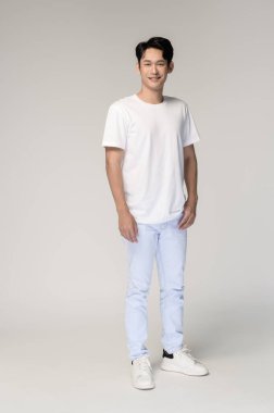 Beyaz arka planda gülümseyen Asyalı genç bir adamın portresi.