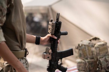 Askeri bir operasyonda silahı kapat. 