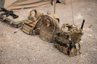 Askeri bir operasyonda silahı kapat. 