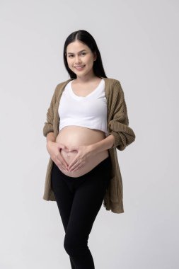 Beyaz arka plan üzerinde güzel hamile kadın portresi 