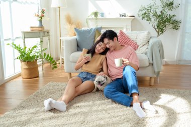 Bir çift köpekleri ile yerde dinlenir, güneşli bir odada hafif bir kahvaltı yaparlar..