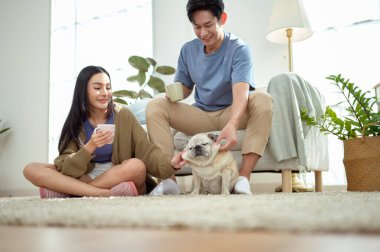 Bir çift köpekleri ile yerde dinlenir, güneşli bir odada hafif bir kahvaltı yaparlar..