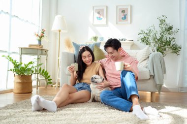 Bir çift köpekleri ile yerde dinlenir, güneşli bir odada hafif bir kahvaltı yaparlar..