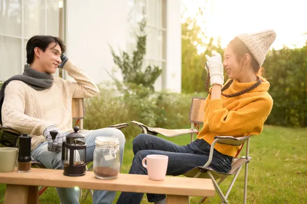 Bir çift bahçede birlikte oturur, kahkahalarla kahkahalar atar ve o anın tadını çıkarırlar..