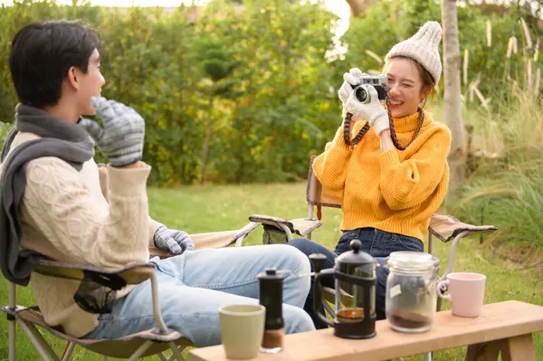 Bir çift bahçede birlikte oturur, kahkahalarla kahkahalar atar ve o anın tadını çıkarırlar..