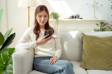 Kadın akıllı telefondan Al ile konuşuyor.