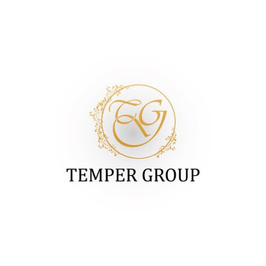 Beyaz arkaplanda izole edilmiş altın rengi TG veya GT harflerini soyut olarak göster. Güzellik sektörü ve danışmanlık şirketi logosu için uygulanan halka çiçek süsü içeren ilk el yazısı logo vektörü.