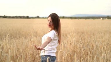 Buğday tarlasında yürüyen bir kadın. Yüksek kaliteli FullHD görüntüler