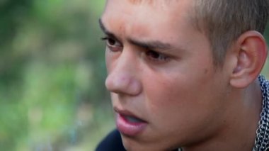 Genç bir adam sigara içiyor. Yüksek kaliteli FullHD görüntüler