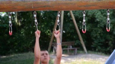 Genç bir adam açık hava sporları yapıyor. Sağlıklı bir yaşam tarzı. Yüksek kaliteli FullHD görüntüler