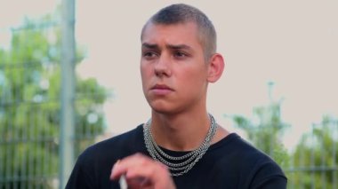 Genç bir adam sigara içiyor. Yüksek kaliteli FullHD görüntüler