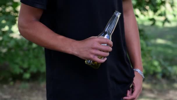 Junger Kerl Der Auf Der Straße Bier Trinkt Hochwertiges Fullhd — Stockvideo