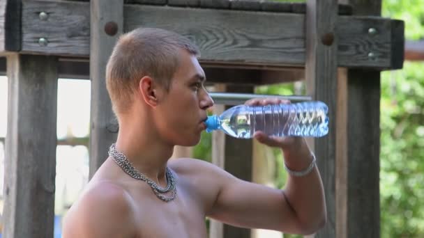 Jonge Atleet Drinkt Water Oefeningen Buiten Hoge Kwaliteit Fullhd Beeldmateriaal — Stockvideo