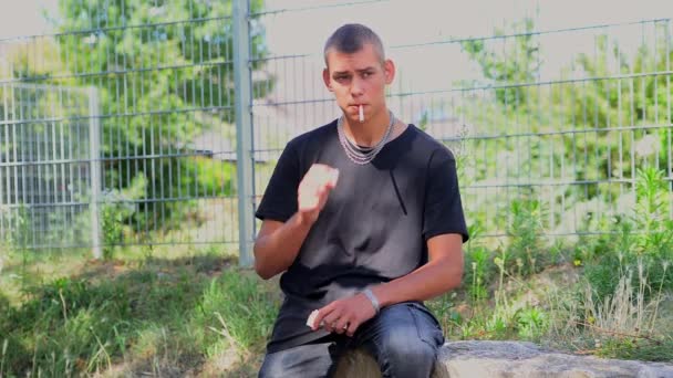 Joven Fuma Cigarrillo Imágenes Fullhd Alta Calidad — Vídeo de stock