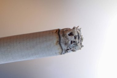 Sigara içen bir adamın ellerinde yakın plan sigara..