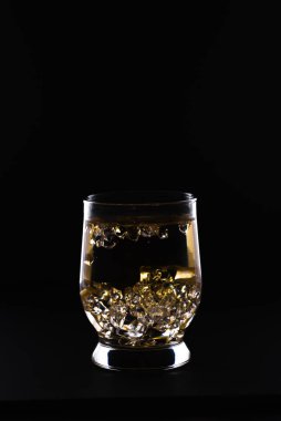 Siyah arka planda buzlu viski..