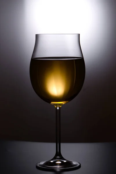 Glas Weißwein Auf Schwarzem Hintergrund — Stockfoto