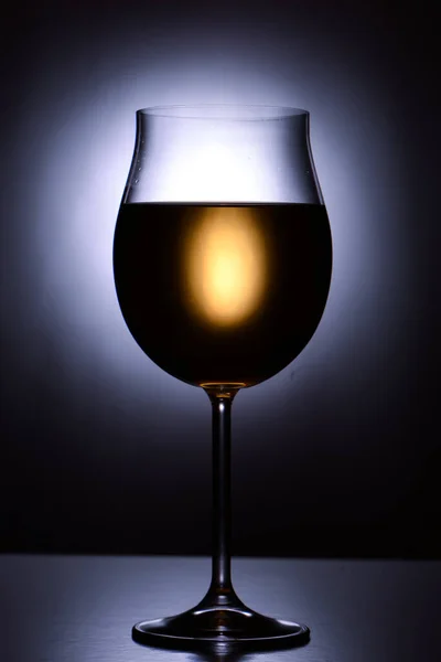Copo Vinho Branco Sobre Fundo Preto — Fotografia de Stock