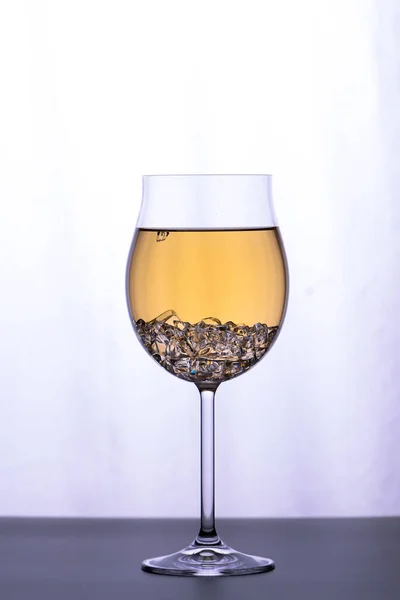 Glas Weißwein Auf Schwarzem Hintergrund — Stockfoto