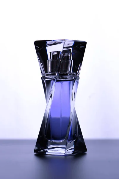 Parfüm Glasflasche Auf Schwarzem Hintergrund — Stockfoto