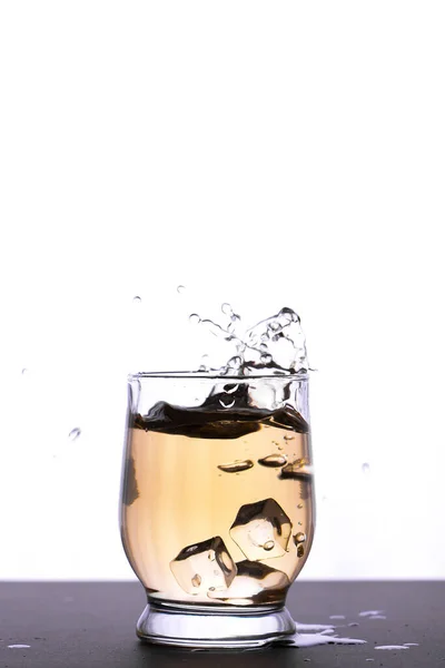 Glas Weißwein Auf Schwarz Weißem Hintergrund — Stockfoto
