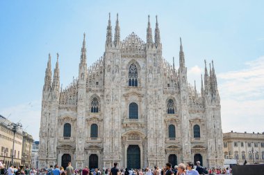 Milan 'daki Duomo Maria Kilisesi' nin ikilisi.. 