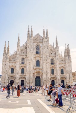 Milan, İtalya - takriben 200-0: Arkadaki Duomo Katedrali ile birlikte Milan City ufuk çizgisi 