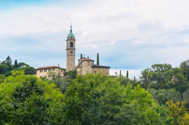 Güneşli dağların panoramik manzarası