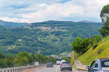 Yüksek dağ sıralarının arka planına karşı asfalt yol.