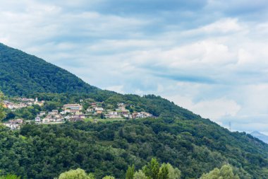 Güneşli dağların panoramik manzarası