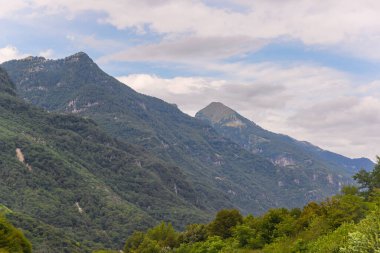 Güneşli dağların panoramik manzarası