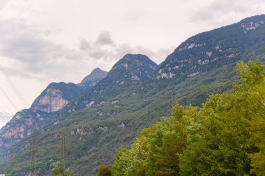 Güneşli dağların panoramik manzarası