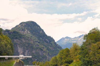 Güneşli dağların panoramik manzarası