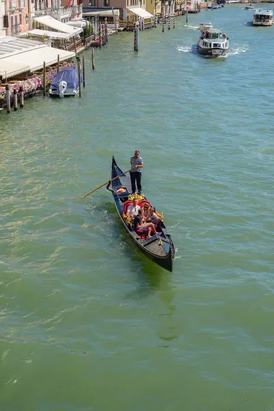 Wenecja Włochy Lipca 2023 Małe Drogi Wodne Wenecji Gondola Płynie — Zdjęcie stockowe