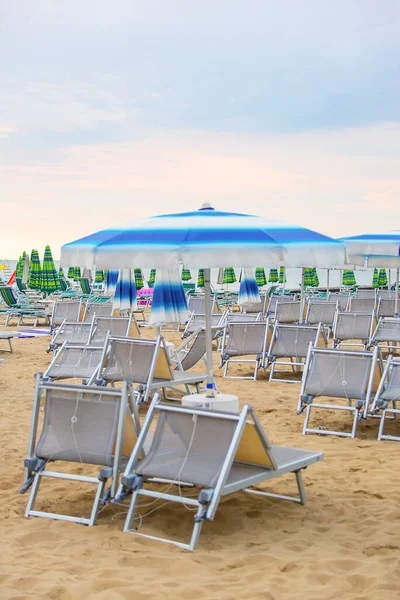 해변에 우산과 라운지 개념의 — 스톡 사진