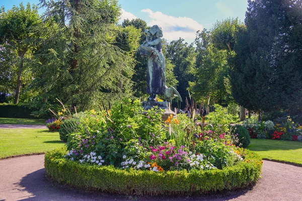 Prachtig Park Zomer Met Bloemen Fonteinen Prachtige Natuur — Stockfoto